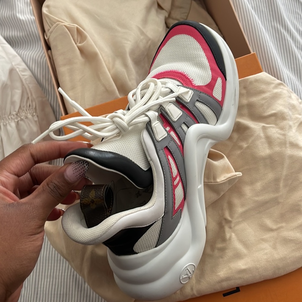 Slightly worn Louis Vuitton sneakers - Picture 2 of 3